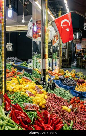 Auswahl an frischem Obst und Gemüse auf dem lokalen Markt in Türkei Stockfoto