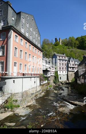 Rotes Haus Und Fachwerkhäuser In Monschau / Eifel Stockfoto