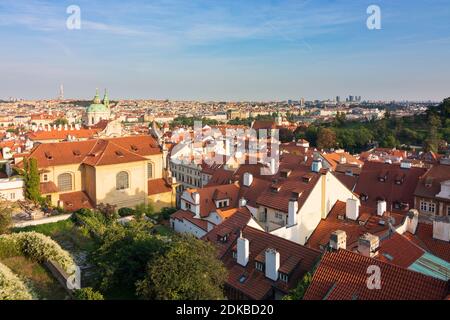 Praha, Blick von den Prager Schlossgärten auf die Nikolaikirche, Stadtzentrum in Hradcany, Burgviertel, Praha, Prag, Prag, Tschechien Stockfoto