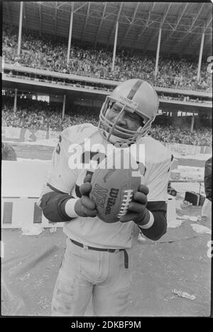 Oakland Raiders Defensive Back Mike Davis hält den Spielball, den er von Browns Quarterback Brian Sipe abgefangen, um die Raiders 14-12 Playoff-Spielsieg zwischen den Cleveland Browns und den Oakland Raiders im Cleveland Stadium am 4. Januar 1981 zu erhalten. Ernie Mastroianni Foto Stockfoto