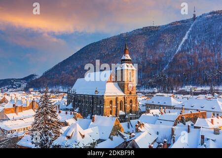 Brasov, Rumänien. Panoramablick auf die Altstadt und den Berg Tampa im Winter. Stockfoto