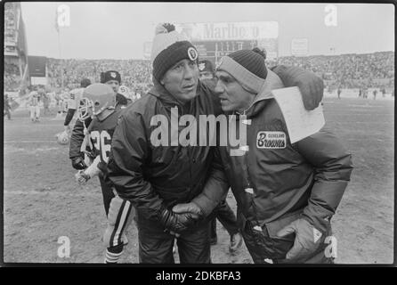 Cleveland Browns Cheftrainer Sam Rutigliano gratuliert Raiders Trainer Tom Flores nach dem Playoff-Spiel zwischen den Cleveland Browns und den Oakland Raiders im Cleveland Stadium am 4. Januar 1981. Die Raiders gewannen 14-12. Ernie Mastroianni Foto Stockfoto