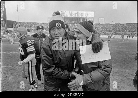 Cleveland Browns Cheftrainer Sam Rutigliano gratuliert Raiders Trainer Tom Flores nach dem Playoff-Spiel zwischen den Cleveland Browns und den Oakland Raiders im Cleveland Stadium am 4. Januar 1981. Die Raiders gewannen 14-12. Ernie Mastroianni Foto Stockfoto