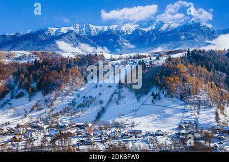 Winter im Dorf Moeciu. Ländliche Landschaft in den Karpaten, Rumänien. Stockfoto