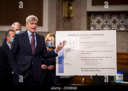 Der US-Senator Bill Cassidy (Republikaner von Louisiana) schließt sich einer parteiübergreifenden Gruppe von US-Senatoren an, die am Montag, den 14. Dezember 2020, den Gesetzestext der beiden zweiparteiischen, zweikammerrechtlichen COVID-19-Nothilferechnungen ankündigen, die bis zu 908 Milliarden US-Dollar an Nothilfe auf dem Capitol Hill in Washington, DC bereitstellen sollen. Der erste wird 748 Milliarden Dollar für mehr PPP-Hilfe und Arbeitslosengeld bereitstellen; und ein zweiter 160 Milliarden Dollar-Gesetzentwurf, um staatliche und lokale Regierungen zu unterstützen und Haftungsschutz für Unternehmen zu gewährleisten.Quelle: Rod Lampey/CNP /MediaPunch Stockfoto