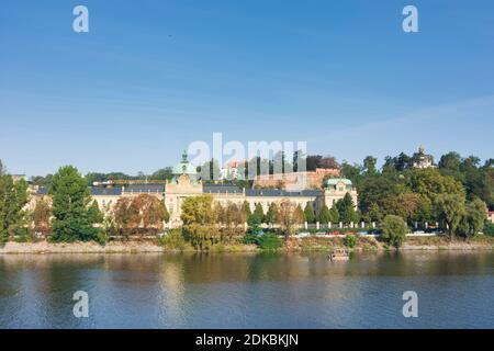 Praha, Straka Akademie (in tschechischer Sprache, Strakova akademie) als Sitz der Regierung der Tschechischen Republik, Fluss Moldau in Mala Strana, Kleinseite, Praha, Prag, Prag, Tschechien Stockfoto