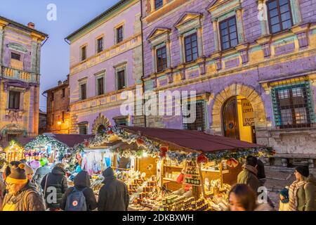 Montepulciano, Toskana, Italien, Dezember 2019: Weihnachtsmarkt in Montepulciano, Piazza Grande, der Hauptplatz von Montepulciano während der Weihnachtszeit Stockfoto