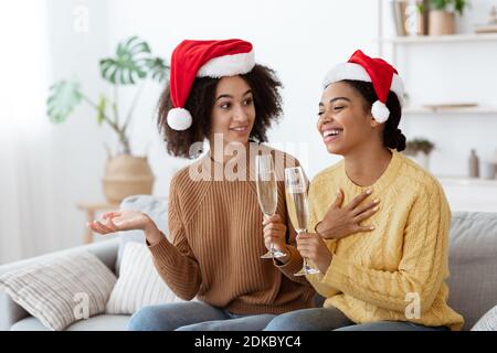 Frohe Weihnachten und Frohes neues Jahr. Nette fröhliche afroamerikanische junge Studenten Damen Stockfoto