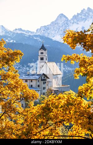 Die Kirche von Colle Santa Lucia von Herbstlaub eingerahmt, Agordino, Dolomiten, Provinz Belluno, Venetien, Italien, Europa Stockfoto