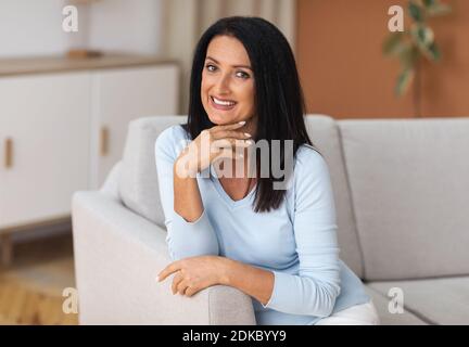 Porträt von schönen mittleren Alters Brünette Frau lächelnd Stockfoto