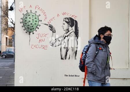 Edinburgh, Schottland, Großbritannien. 15 Dezember 2020. Street Art von Covid-19 Impfung von Street Artist der Rebel Bear in Edinburgh wird durch Anti-Impfprotestor zerstört. Iain Masterton/Alamy Live News Stockfoto