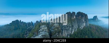 Blick auf die Schrammsteine im Elbsandsteingebirge, Sachsen, Deutschland. Stockfoto