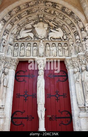 Kirche Saint-Loup-de-Naud. Schönes romanisches Portal. Christus in Majestät umgeben von vier Evangelisten. Frankreich Stockfoto