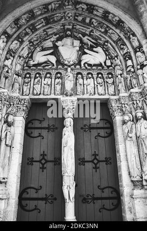 Saint-Loup-de-Naud antike Kirche. Schönes romanisches Portal. Christus in Majestät umgeben von vier Evangelisten. Frankreich. Schwarz weiß historisches Foto Stockfoto