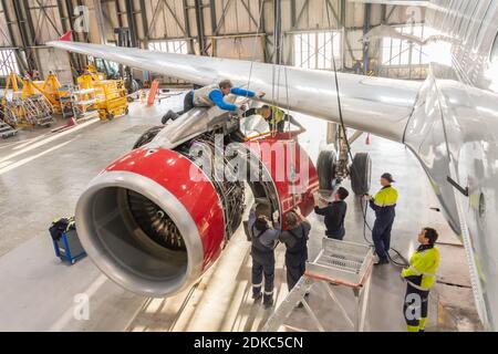 Fachmechaniker repariert die Wartung eines Großmotors eines Passagierflugzeugs in einem Hangar. Russland. Moskau. 28. november 2018 Stockfoto