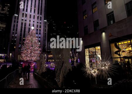 New York City, New York, Usa. Dezember 2020. Normalerweise zu dieser Jahreszeit voll, ist die Gegend um New Yorks berühmten Rockefeller Center Weihnachtsbaum alles andere als menschenleer, da nur eine Handvoll Besucher die normale Weihnachtsbesichtigung wegen der COVID-19 Pandemie genießen. Quelle: Adam Stoltman/Alamy Live News Stockfoto