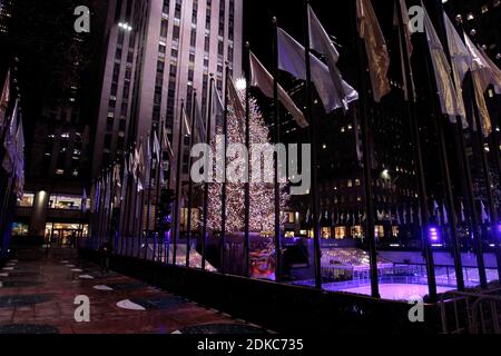 New York City, New York, Usa. Dezember 2020. Normalerweise zu dieser Jahreszeit voll, ist die Gegend um New Yorks berühmten Rockefeller Center Weihnachtsbaum alles andere als menschenleer, da nur eine Handvoll Besucher die normale Weihnachtsbesichtigung wegen der COVID-19 Pandemie genießen. Quelle: Adam Stoltman/Alamy Live News Stockfoto