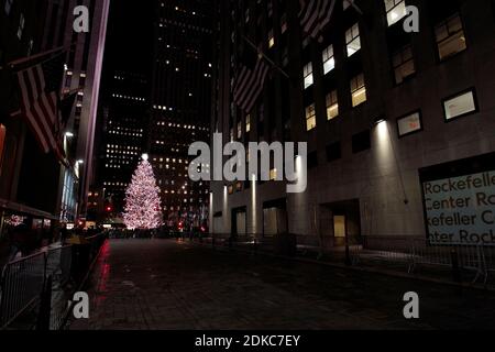 New York City, New York, Usa. Dezember 2020. Normalerweise zu dieser Jahreszeit voll, ist die Gegend um New Yorks berühmten Rockefeller Center Weihnachtsbaum alles andere als menschenleer, da nur eine Handvoll Besucher die normale Weihnachtsbesichtigung wegen der COVID-19 Pandemie genießen. Quelle: Adam Stoltman/Alamy Live News Stockfoto