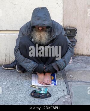 Bild zeigt: Schuhless Bettler auf Oxford St Shopping Brisk in Oxford Street heute 15.12.20 Bild von Gavin Rodgers/ Pixel8000 Stockfoto