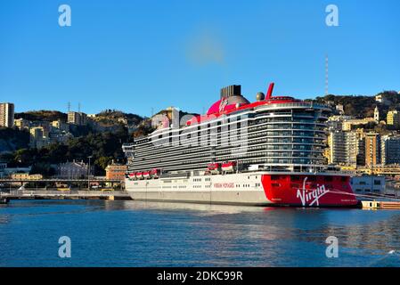 Scarlet Lady ist ein Kreuzfahrtschiff der US-amerikanischen Firma Virgin Voyages. Es ist das erst Schiff und Flaggschiff von dem Unternehmen im Hafen Genua Italien festgemacht Stockfoto