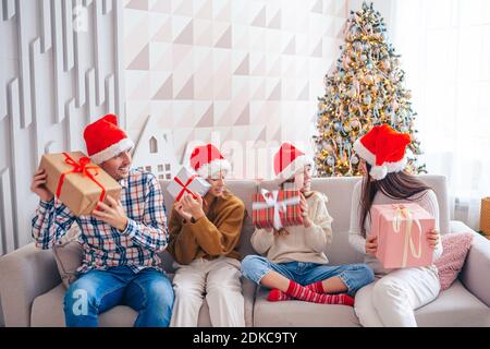 Glückliche junge Familie mit Kindern halten weihnachtsgeschenke Stockfoto