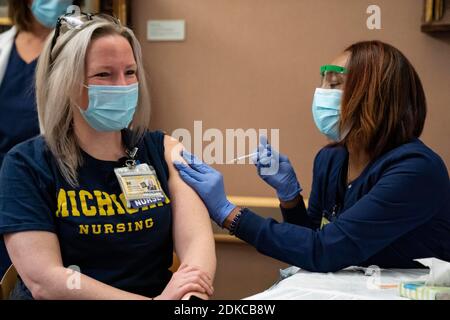 Cassandra Seidler, eine kardiovaskuläre Krankenschwester auf der Intensivstation, erhält am 15. Dezember 2020 den Impfstoff Pfizer Inc./BioNTech COVID-19 bei Michigan Medicine in Ann Arbor, Michigan. Die Arbeiter gehören zu den ersten, die den Impfstoff im ganzen Land erhalten, und Michigan Medicine erhielt 1,950 Anfangsdosen des Impfstoffs. (Foto von Dominick Sokotoff/Sipa USA) Stockfoto