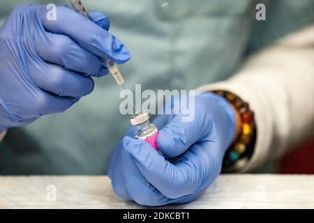 Mitarbeiter im Gesundheitswesen erhalten am 15. Dezember 2020 den Impfstoff Pfizer Inc./BioNTech COVID-19 bei Michigan Medicine in Ann Arbor, Michigan. Die Arbeiter gehören zu den ersten, die den Impfstoff im ganzen Land erhalten, und Michigan Medicine erhielt 1,950 Anfangsdosen des Impfstoffs. (Foto von Dominick Sokotoff/Sipa USA) Stockfoto