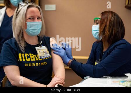 Cassandra Seidler, eine kardiovaskuläre Krankenschwester auf der Intensivstation, erhält am 15. Dezember 2020 den Impfstoff Pfizer Inc./BioNTech COVID-19 bei Michigan Medicine in Ann Arbor, Michigan. Die Arbeiter gehören zu den ersten, die den Impfstoff im ganzen Land erhalten, und Michigan Medicine erhielt 1,950 Anfangsdosen des Impfstoffs. (Foto von Dominick Sokotoff/Sipa USA) Stockfoto