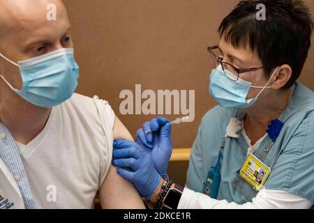 15. Dezember 2020, Ann Arbor, Michigan, USA: JASON KNIGHT, Rheumatologe und Leiter der klinischen Studie für den Impfstoff COVID-19, erhält am 14. Dezember 2020 den Impfstoff Pfizer Inc./BioNTech COVID-19 bei Michigan Medicine in Ann Arbor, Michigan. Die Arbeiter gehören zu den ersten, die den Impfstoff im ganzen Land erhalten, und Michigan Medicine erhielt 1,950 Anfangsdosen des Impfstoffs. (Bild: © Dominick Sokotoff/ZUMA Wire) Stockfoto