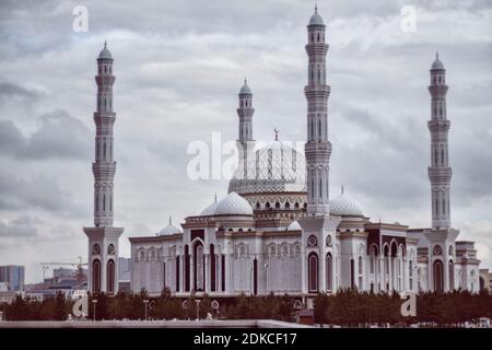 Nur-Sultan, Astana Kasachstan - 30. September 2019: Die Hazrat Sultan Moschee in nur-Sultan, Kasachstan. Es ist die größte Moschee in Zentralasien. Stockfoto