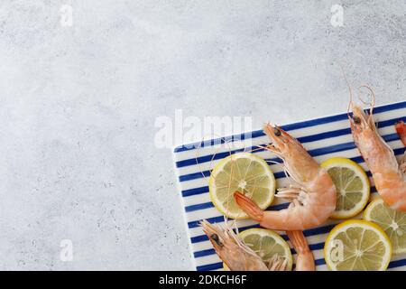 Gekochte Tigergarnelen auf blauem und weißem rechteckigem Teller, Kopierplatz Stockfoto