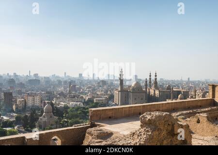 Luftaufnahme von Kairo von überfüllten Gebäuden mit Staubhimmel Und Moschee von Madrassa von Sultan Hassan und Al Rifai Moschee von Saladin Zitadelle von Kairo Stockfoto