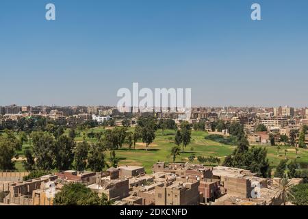 Luftaufnahme von Kairo von roten Ziegelhäusern aus dem Gizeh Pyramidenkomplex, der Gizeh Nekropolis, auf dem Gizeh Plateau im Großraum Kairo, Ägypten Stockfoto