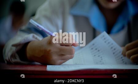 Schüler, die Prüfung mit Stress in der Schule classroom.16:9 Stil Stockfoto