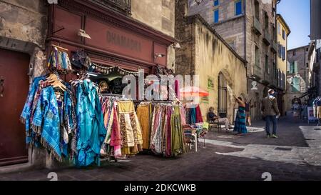 Historische Altstadt von Pézenas im Sommer. Erbaut um das XVI Jahrhundert. Stockfoto