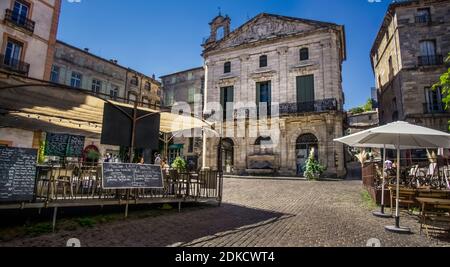 Place Gambetta in Pézenas im Sommer. Erbaut um das XVI Jahrhundert. Stockfoto