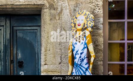 Schaufensterpuppe in der historischen Altstadt von Pézenas im Sommer. Erbaut um das XVI Jahrhundert. Stockfoto