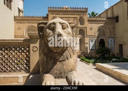 Löwenstatue vor dem Koptischen Museum in Kairo, Ägypten mit der größten Sammlung ägyptischer christlicher Artefakte der Welt. Gegründet von Marcus Sima Stockfoto