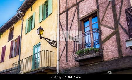 Hausfassaden in Lagrasse im Sommer. Und beaux Villages de France. Stockfoto