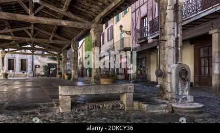 Die alte Markthalle in Lagrasse wurde im 14. Jahrhundert erbaut, ein französisches Kulturdenkmal. Und beaux Villages de France. Stockfoto