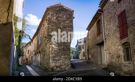 Dorfgasse in Lagrasse im Sommer. Und beaux Villages de France. Stockfoto