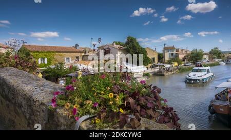 Canal du Midi in Le Somail. Der Kanal ist ein UNESCO-Weltkulturerbe und wurde 1681 fertiggestellt. Es wurde von Pierre Paul Riquet entworfen. Stockfoto