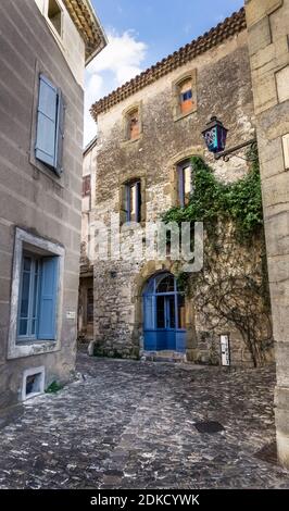 Dorfgasse in Lagrasse im Sommer. Und beaux Villages de France. Stockfoto