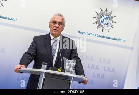 München, Bayern, Deutschland. Dezember 2020. JOACHIM HERRMANN, Innenminister Bayerns. Neben dem PrÃ¤-Präsidenten des Bayerischen Landeskriminalamts Harald Pickert und dem Generalstaatsanwalt in MÃ¼nchen veröffentlichten Reinhard RÃ¶ttle, der bayerische Innenminister Joachim Herrmann und Justizminister George Eisenreich den Bericht "Gemeinsames Lagebild Justiz/Polizei organisierte KriminalitÃ¤t 2019". Hervorgehoben wurden die Kriminalität in den deutschen Grenzgebieten sowie der Einsatz von Sprengstoffen zur Öffnung Stockfoto