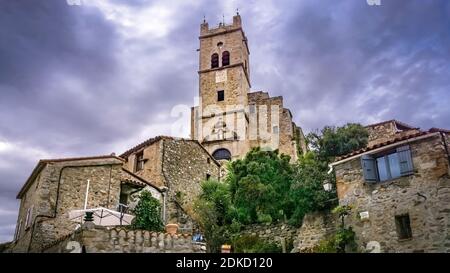 Die Kirche Saint Vincent d'en Haut in EUS wurde im 18. Jahrhundert erbaut und ist zum historischen Denkmal erklärt. EUS ist eines der PLUS beaux Villages de France. Stockfoto