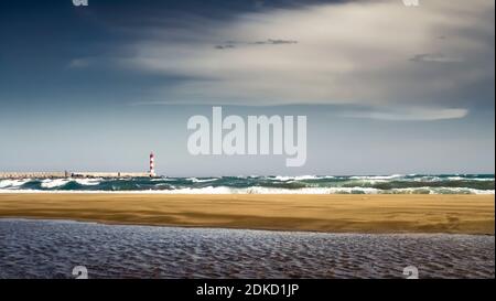 Leerer Strand und Leuchtturm in Port la Nouvelle im Sommer. Stockfoto