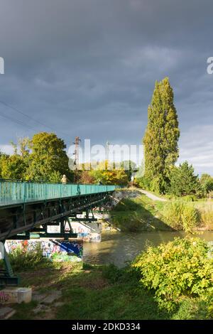 Baden, Wiener Neustädter Kanal, Aquädukt über Schwechat, Radler in Wienerwald, Wienerwald, Niederösterreich, Niederösterreich, Österreich Stockfoto