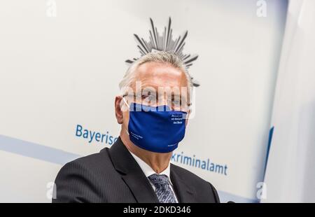 München, Bayern, Deutschland. Dezember 2020. JOACHIM HERRMANN, Innenminister Bayerns. Neben dem PrÃ¤-Präsidenten des Bayerischen Landeskriminalamts Harald Pickert und dem Generalstaatsanwalt in MÃ¼nchen veröffentlichten Reinhard RÃ¶ttle, der bayerische Innenminister Joachim Herrmann und Justizminister George Eisenreich den Bericht "Gemeinsames Lagebild Justiz/Polizei organisierte KriminalitÃ¤t 2019". Hervorgehoben wurden die Kriminalität in den deutschen Grenzgebieten sowie der Einsatz von Sprengstoffen zur Öffnung Stockfoto