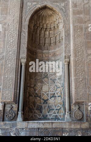 Äußere architektonische Details der Moschee-Madrassa von Sultan Hassan, massive Moschee und Madrassa in der Altstadt von Kairo Stockfoto