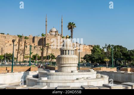 Brunnen auf dem Platz Salah El-Deen und Moschee von Muhammad Ali Pascha oder Alabaster Moschee Saladin Zitadelle von Kairo ein UNESCO Als Teil des World Heritag Stockfoto